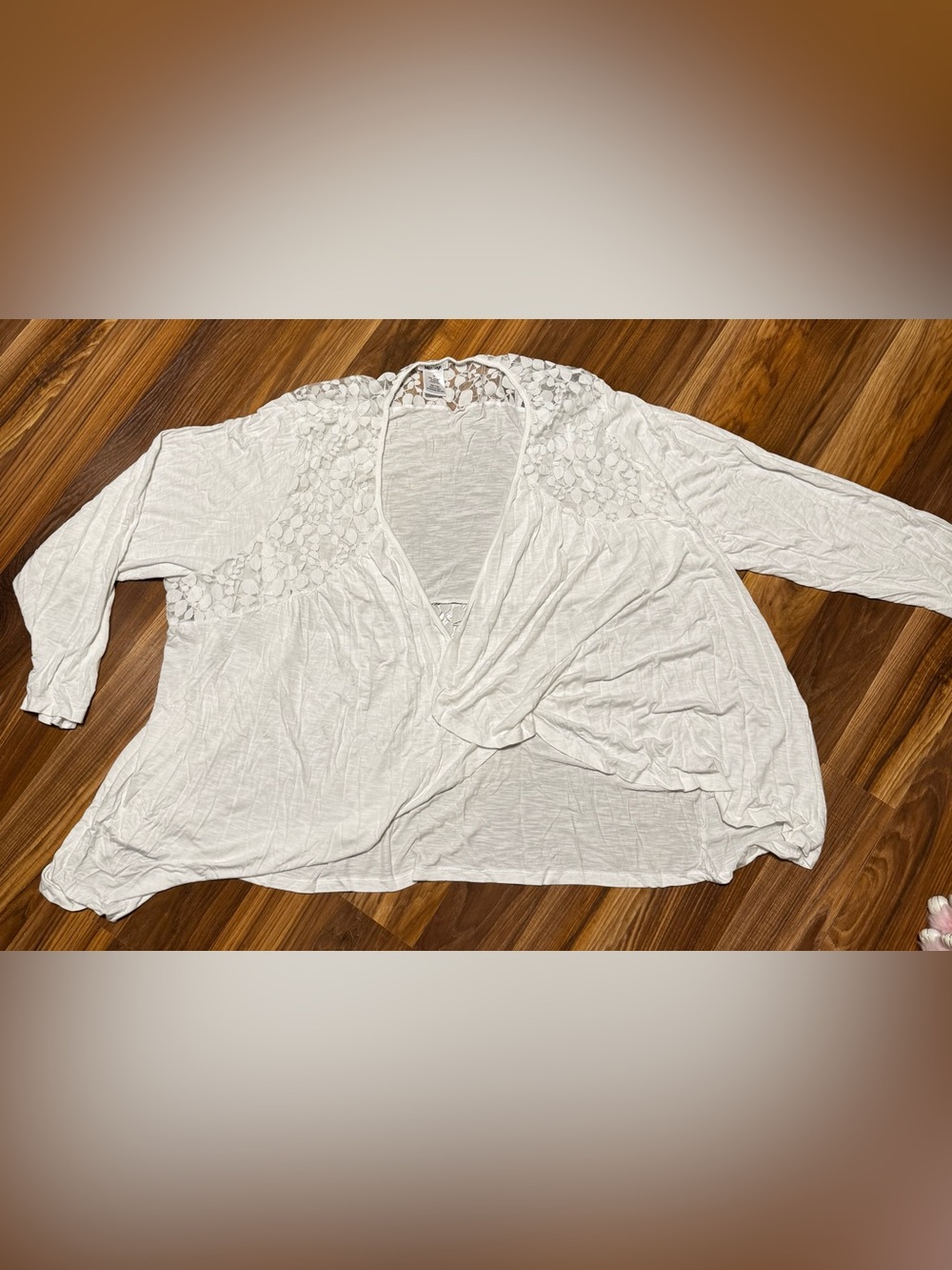 🚨 GORGEOUS Masseys White Crochet Floral Overlay Top